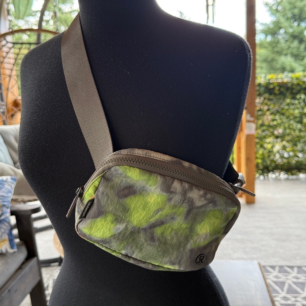 Lululemon | Everywhere Belt Bag 1L - Picture 2 of 7